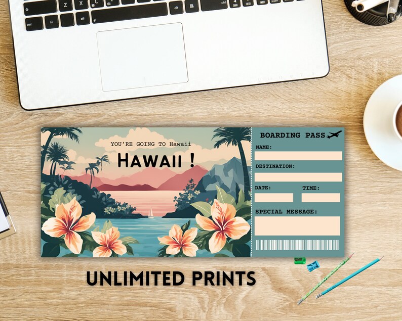 Puede incluir: Una tarjeta de embarque imprimible con una escena tropical con palmeras, monta&ntilde;as y flores. El texto en la tarjeta dice "You're going to Hawaii! Hawaii!" y "Boarding Pass".