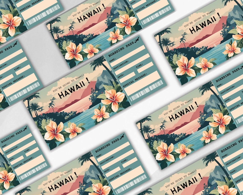 Puede incluir: Un conjunto de plantillas de tarjetas de embarque imprimibles que presentan una escena de isla tropical con palmeras, flores y una puesta de sol sobre el oc&eacute;ano. El texto en las tarjetas dice "&iexcl;Vas a Haw&aacute;i!"