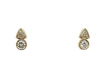 Könnte beinhalten: Ein Paar goldene Ohrringe mit einem kleinen runden Diamanten und einem dreieckigen Diamanten.