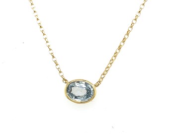 Pingente oval de água-marinha de 0,75 ct em ouro amarelo 18k com corrente em ouro amarelo 18k.