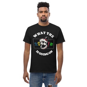 Camiseta unissex com citação Pomni do The Amazing Digital Circus &quot;What the (BLEEP) is going on&quot;