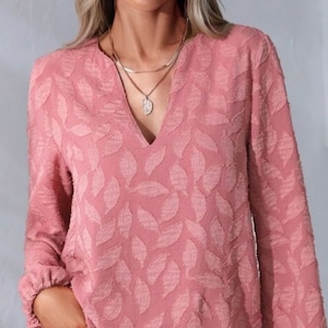 Modello di cucito per camicetta con maniche a scollo a V e maniche a sbuffo in formato PDF. Download digitale del modello PDF.