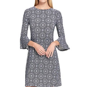 Patrón de costura en PDF para vestido línea A con volante en el bajo y mangas. Descarga digital del patrón.
