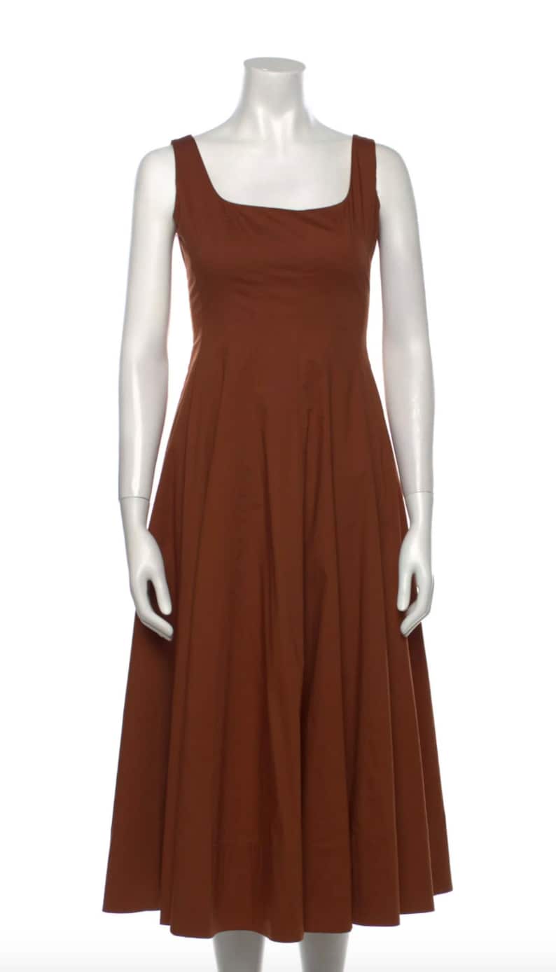 Puede incluir: Un vestido midi sin mangas de color marr&oacute;n con escote cuadrado y falda fluida.