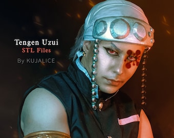 Puede incluir: Un personaje de cosplay con una diadema blanca y maquillaje rojo. El personaje lleva un atuendo blanco y negro con pulseras doradas. El texto "Tengen Uzui STL Files By KUJALICE" es visible en la imagen.