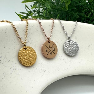 Personalisierte gehämmerte Halskette, Edelstahl Kette mit Anhänger, Damen und Herren Schmuck, Buchstaben als Familienkette Initialen Gravur
