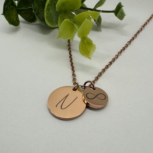Personalisierte Kette mit 2 Gravur Plättchen Anhängern in Gold, Silber oder Rosé, Buchstabenkette frei personalisierbar, Geschenk Muttertag