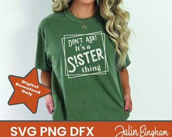 Könnte beinhalten: Ein grünes T-Shirt mit einer weißen Grafik, auf der "Frag nicht! Es ist eine Schwesternsache" in einem quadratischen Rahmen steht.