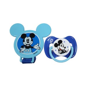 以下が含まれることがあります： 青いミッキーマウスのおしゃぶりとクリップのセット。おしゃぶりは、ミッキーマウスのグラフィックと水色の乳首が付いた青いシールドが付いています。クリップにはミッキーマウスのグラフィックと青いストラップが付いています。