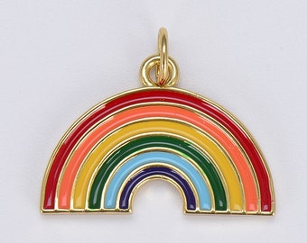 Könnte beinhalten: Ein goldfarbener Anhänger in Regenbogenform. Der Regenbogen hat Bänder in Rot, Orange, Gelb, Grün, Blau und Lila. Der Anhänger hat oben eine goldfarbene Schlaufe zum Befestigen an einer Kette oder anderem Schmuck.