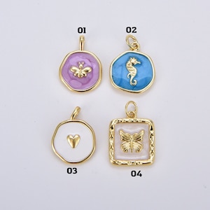 Puede incluir: Cuatro colgantes de tono dorado con detalles de esmalte. Los colgantes presentan una abeja, un caballito de mar, un corazón y una mariposa. Los colgantes están numerados del 01 al 04.