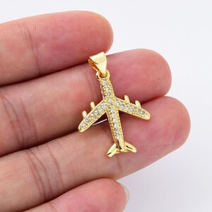 Delicato ciondolo aggiuntivo a forma di aeroplano volante con micro pavé di zirconi cubici, ciondolo per collana con aeroplano riempito d'oro per la creazione di gioielli con bracciale, CP2088