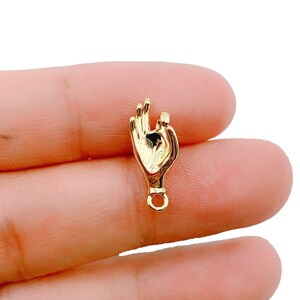 Ciondolo con simbolo della mano okay delicato, ciondolo aggiuntivo con segno okay della mano riempita in oro per componenti per la creazione di gioielli di orecchini pendenti con collana, CP1207