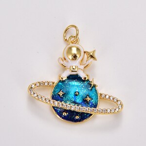 Ciondolo Saturno con micro pavé di zirconi cubici, pendente per collana astronauta smaltato riempito d'oro, ciondolo aggiuntivo per creazione di gioielli celesti per braccialetto, CP1769