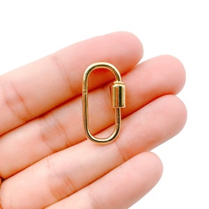 Peut inclure: Fermoir mousqueton en métal doré avec un swivel. Le fermoir est de forme ovale et a une finition lisse et polie.