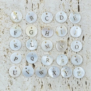 Ciondolo aggiuntivo con lettera MOP, iniziale in perla di conchiglia naturale riempita in oro, ciondolo personalizzato per creazione di gioielli con ciondolo per collana e bracciale, CP2138