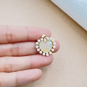 Ciondolo a forma di cuore con perle di conchiglia, ciondolo con ciondolo in madreperla, ciondolo in oro per la creazione di idee regalo di gioielli, lampada a sospensione per collane, CP1928