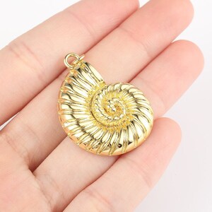 Ciondolo a forma di conchiglia Nautilus in oro laminato. Ciondolo a forma di conchiglia per collana, bracciale, creazione di gioielli, ciondolo estivo, regalo per lei, CP1945