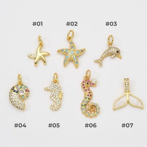 Può includere: Sette ciondoli dorati con accenti di cristallo colorati. I ciondoli includono una stella marina, un delfino, una conchiglia, un cavalluccio marino, un cavalluccio marino e una coda di sirena. I ciondoli sono numerati da #01 a #07.