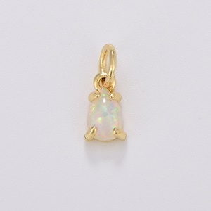 Puede incluir: Un colgante de oro con una piedra de ópalo en forma de lágrima.