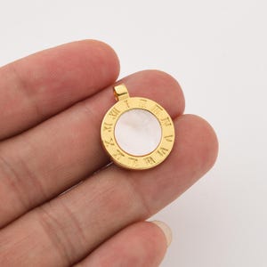 Ciondolo con numeri romani, centro in madreperla, placcato in oro, pendente rotondo per collana, ciondolo aggiuntivo senza tempo per la creazione di gioielli con bracciale, CP2271