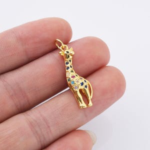 Ciondolo per collana giraffa, ciondolo giraffa riempito d'oro per bracciale, ciondolo aggiuntivo per orecchini con animali selvatici in micro pavé di zirconi cubici, creazione di gioielli, CP2176