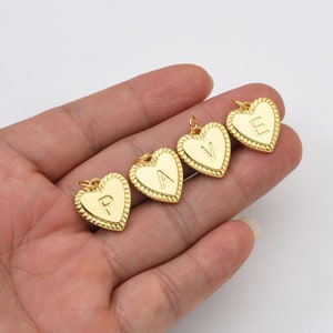 Delicado dije con inicial en forma de corazón, colgante con letras de la A a la Z rellenas de oro, dijes iniciales del alfabeto, pulseras, collares, colgantes, fabricación de joyas, CP1820