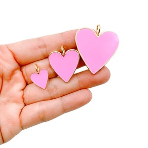 Ciondolo a forma di cuore in smalto rosa, ciondolo a forma di cuore per collana e bracciale in oro riempito, ciondolo a forma di cuore aggiuntivo per la creazione di gioielli, CP965A