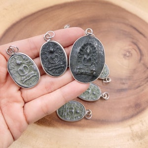 Ciondolo aggiuntivo Buddha seduto in pietra intagliata della Thailandia, Buddha seduto rustico per la creazione di gioielli, ciondolo Buddha antico, collana Buddha, CP710
