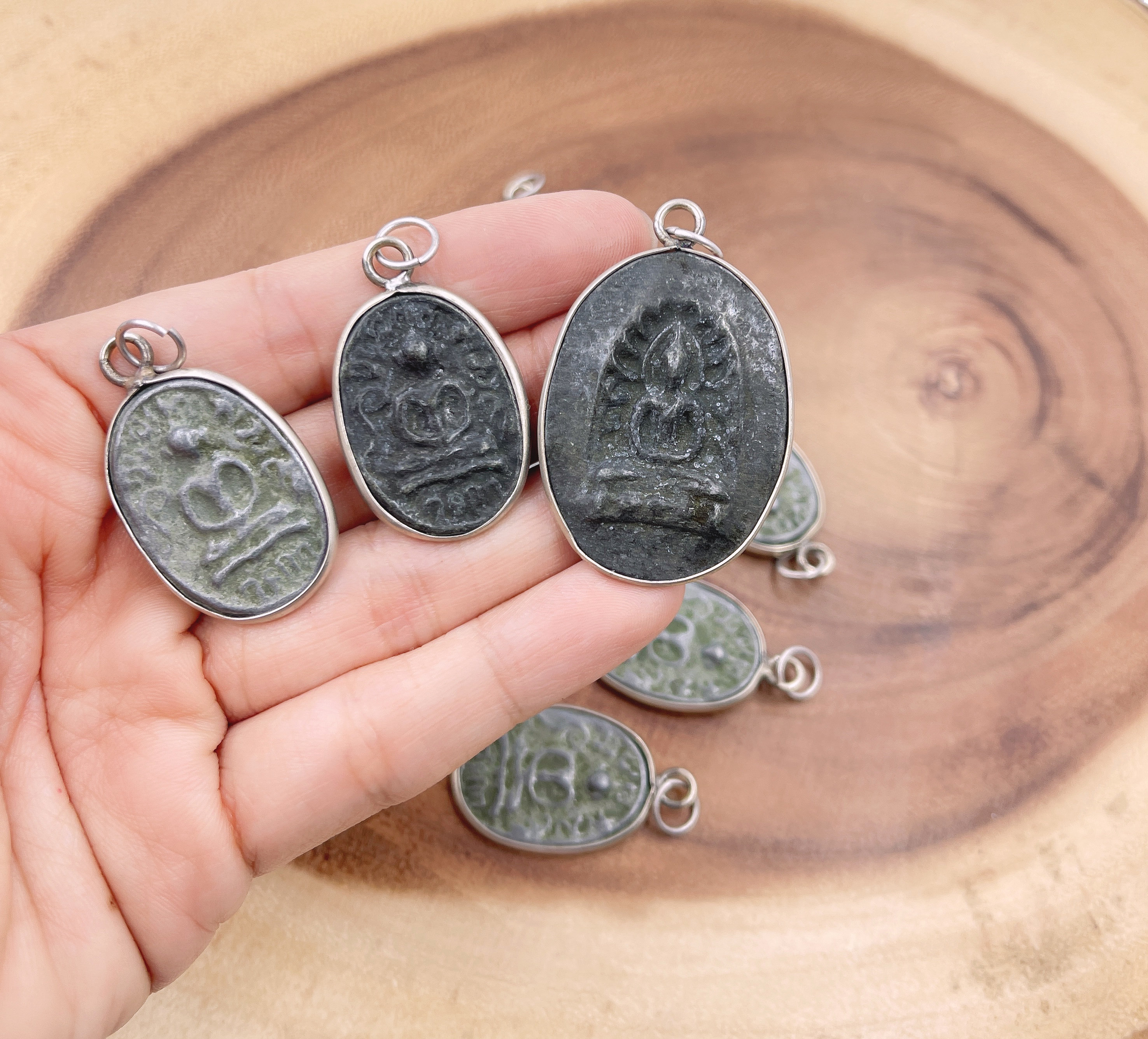 彫刻された石造りのタイの座仏像追加チャーム、ジュエリー作りのための