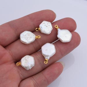 Ciondolo rotondo piatto con perla d'acqua dolce bianca riempito d'oro, ciondolo con perla barocca piatta per creazione di gioielli con ciondolo per collana e bracciale, CP2192