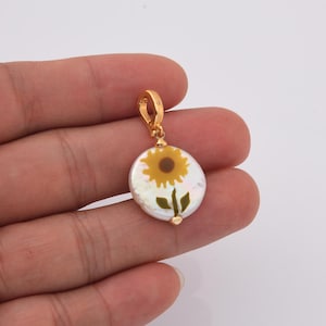 Ciondolo a forma di girasole con perla riempito d'oro, perla d'acqua dolce, ciondolo aggiuntivo con design a fiore giallo per collana, ciondolo fai da te, creazione di gioielli, regalo, CP2241
