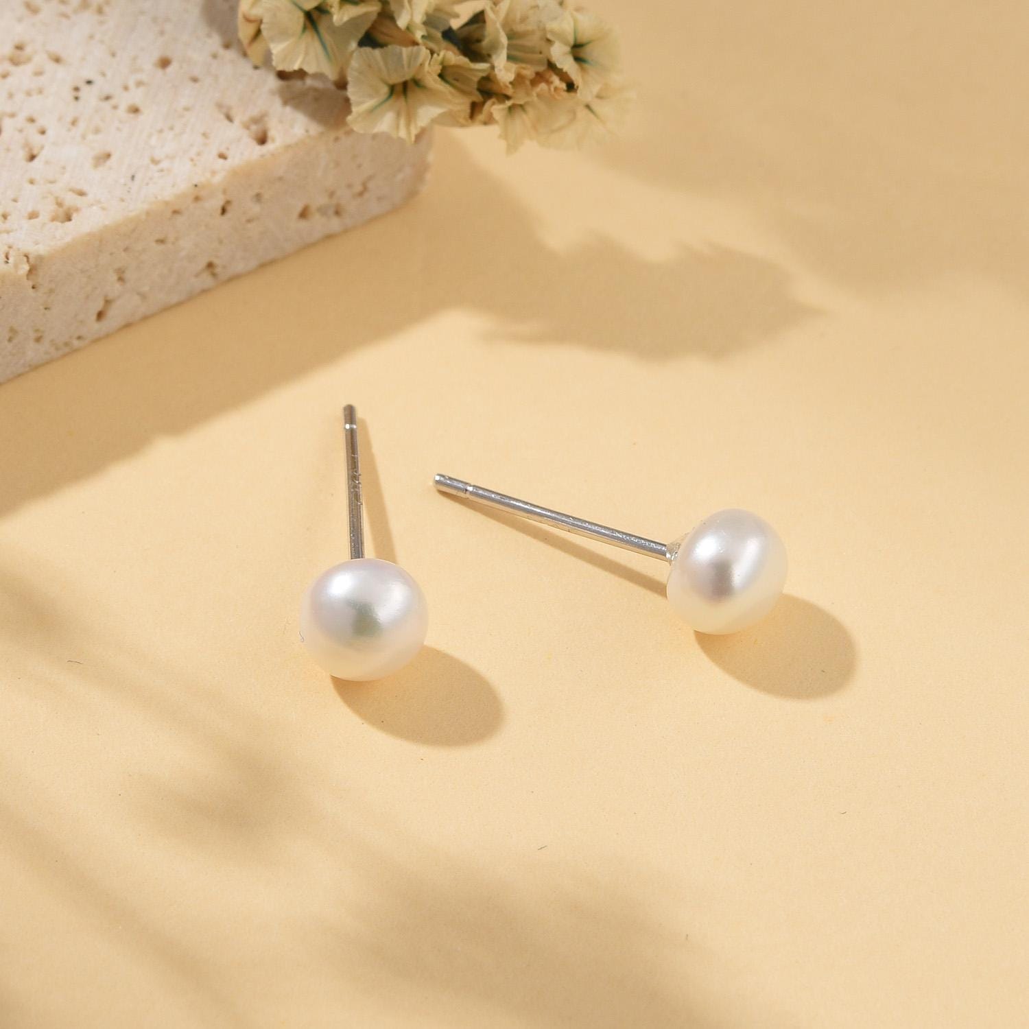 上品な淡水パールのスタッドピアス、ミニマリストジュエリーのスタッド