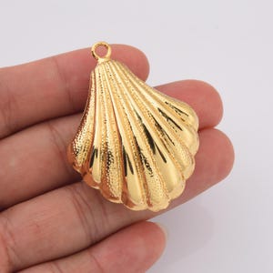 Ciondolo a forma di conchiglia di capesante in oro laminato, delicato ciondolo a forma di conchiglia di mare testurizzata di grandi dimensioni per la creazione di gioielli fai da te, CP2236
