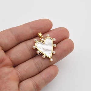 Ciondolo aggiuntivo a forma di cuore con perla di conchiglia riempito in oro, ciondolo a forma di cuore con perla di opale per bracciale, micro pavé di zirconi cubici per la creazione di gioielli con ciondolo per collana, CP2034
