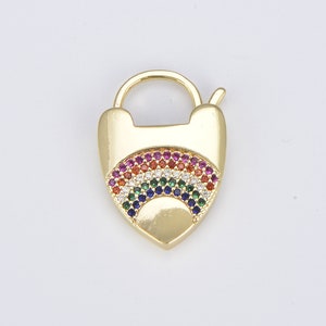 Könnte beinhalten: Goldfarbener Schlossanhänger mit einem Regenbogen aus bunten Zirkonia-Steinen.