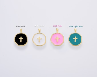 Puede incluir: Cuatro colgantes de cruz de oro con fondos de esmalte de diferentes colores: negro, blanco, rosa y azul claro. Cada colgante tiene un aro de oro para sujetarlo a una cadena.
