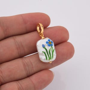 Collana con ciondolo di perle di fiori blu riempito in oro, ciondolo di perle d'acqua dolce rettangolari con motivo floreale per creazione di gioielli fai da te con braccialetti, CP2243