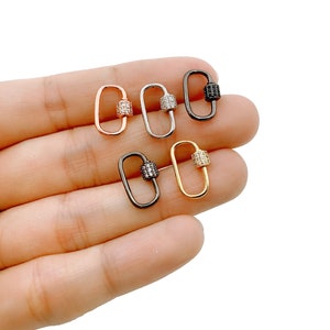 Puede incluir: Cinco cierres de langosta de diferentes colores con piedras de circonita cúbica transparentes. Los cierres son en negro, plata, oro rosa, oro y gris oscuro.