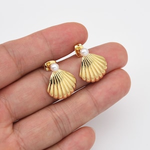 1 pair Seashell Pearl Stud Earrings, Gold Filled Clam Shell Earrings, Dainty Everyday Pearl Earrings, Summer Earrings, Gift for Her, ER291