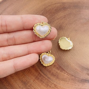 Delicato ciondolo a forma di cuore di perla, ciondolo a cuore d'oro, regalo di anniversario, regalo per la festa della mamma, ciondolo per creazione di gioielli con collane e braccialetti, CP1828