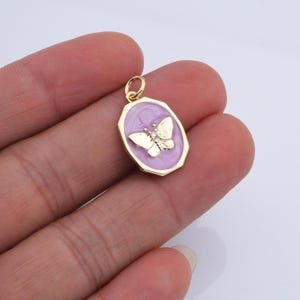 Delicato ciondolo a forma di farfalla ovale, ciondolo a forma di farfalla in smalto viola riempito in oro per la creazione di gioielli con bracciale, CP2169