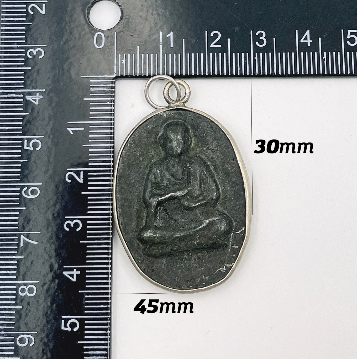 彫刻された石造りのタイの座仏像追加チャーム、ジュエリー作りのための