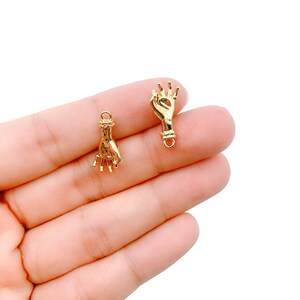 Ciondolo con segno della mano di Okay in delicati componenti dorati, ciondolo aggiuntivo con simbolo della mano di Okay per creazione di gioielli con ciondolo di collana, CP1114