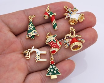 Puede incluir: Surtido de seis colgantes de charms navideños en tono dorado. Los charms representan un bastón de caramelo, una media, un árbol de Navidad, un reno, una campana y una estrella. Cada charm está decorado con esmalte de colores y brillantes pedrerías.