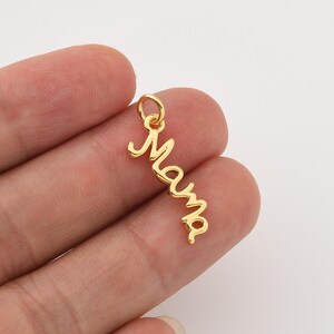 Ciondolo per mamma in corsivo dorato, ciondolo per collana della mamma, regalo per la mamma, regalo premuroso per la creazione di gioielli fai da te, CP2265
