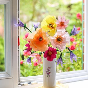 Tutorial con modelli in PDF da scaricare per creare un bouquet di fiori colorati magici dalla carta crespa
