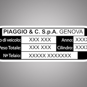 Peut inclure: Plaque noire et blanche Piaggio & C. S.p.A. Genova avec texte, dont "Tipo di veicolo", "Peso Totale" et "Nº Telaio". La plaque a des bords arrondis sur fond gris.