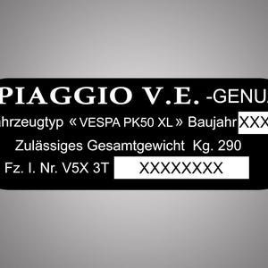 Peut inclure: Plaque ovale noire avec texte blanc. Le texte comprend "PIAGGIO V.E. -GENUA", "VESPA PK50 XL" et "Kg. 290". La plaque a deux trous et un rectangle blanc avec "XXXXXXXX".
