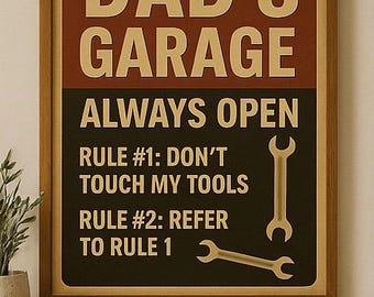 Può includere: Cartello con cornice in legno con la scritta "DAD'S GARAGE" in lettere grandi e in grassetto. Sotto, si legge "ALWAYS OPEN" ed elenca due regole sugli attrezzi. Il cartello presenta illustrazioni di chiavi inglesi ed è esposto su una superficie di legno.